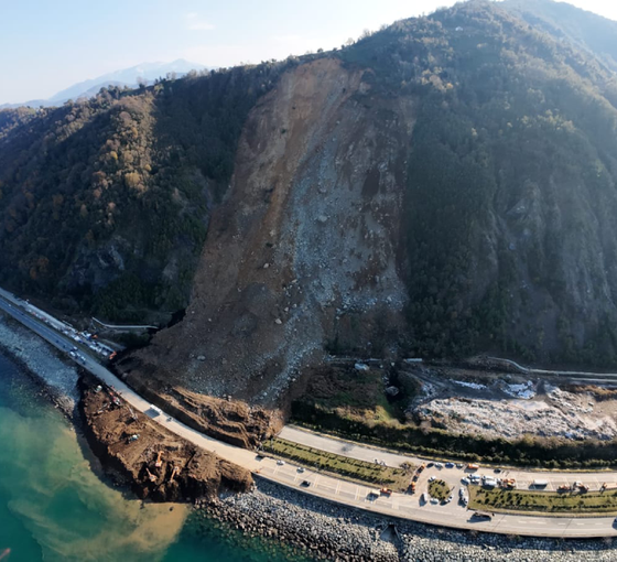 Heyelanın vurduğu Karadeniz Sahil Yolu'na 100 bin ton toprak akmış