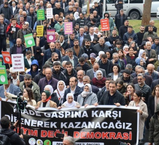 Batman'da DEM Partili meclis üyeleri belediyeye alınmıyor