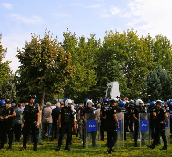 Diyarbakır'da eylemlere abluka, sloganlara engelleme: 'Siyasetin, sivil toplumun, halkın sesini kısmaya çalışıyorlar'