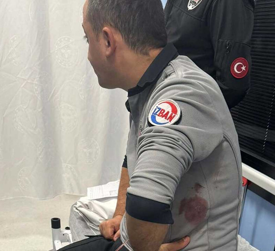 İzmir'de istasyonda sigara içtiği için uyarılan yolcu, iki görevliyi bıçakladı