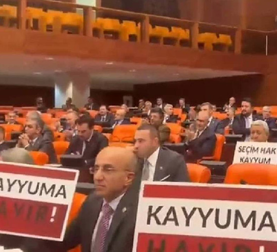 Bakan Yerlikaya’ya Meclis'te kayyım protestosu: 'Kayyım halk iradesine darbedir'