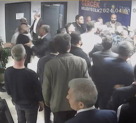 İddia: AKP'li ilçe başkanı parti binasında ülkü ocakları tarafından dövüldü
