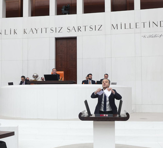 EMEP'li Bayhan grev yasağı kararını Meclis kürsüsünde yırttı