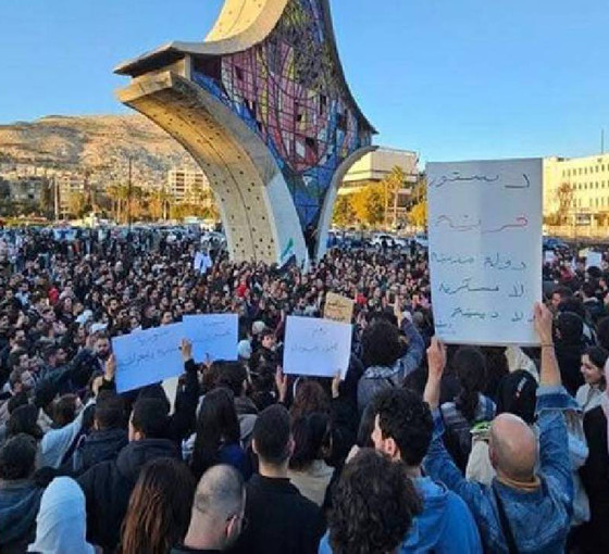 HTŞ'nin Suriye'de yönetimi ele geçirmesinden 11 gün sonra, Şam'da demokrasi ve kadın hakları için protesto