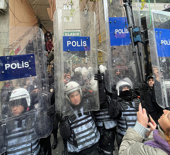 SİHA saldırısında katledilen gazeteciler için yapılan protestoya polis ablukası... 'Gerçeği duyurdukları için hedef alındılar'