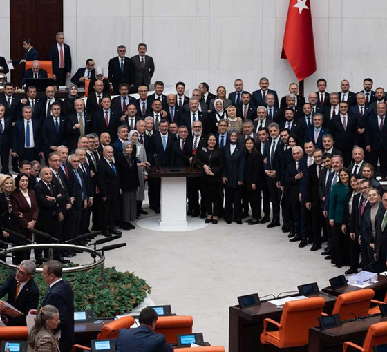Sona eren bütçe maratonundan notlar: Kmer dilinde selam, 'ofsayt kaldırılsın' talebi, kağıt uçak...