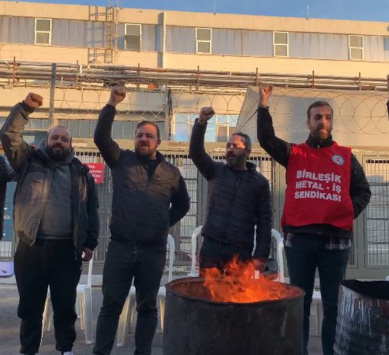 Grevleri yasaklanan metal işçileri direnişi sürdürüyor: 'Grev ateşimiz yandığı sürece buradayız'