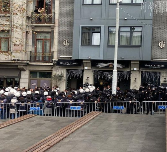 Meslektaşlarının katledilmelerini protesto eden gazeteciler tutuklandı