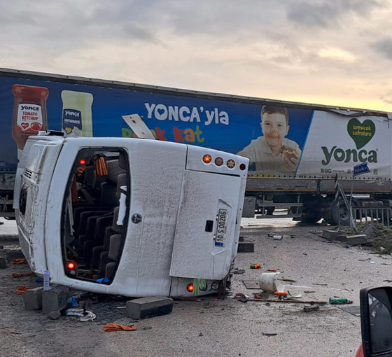 Balıkesir'de okul servisiyle tır çarpıştı: 28 kişi yaralandı, 8 öğrencinin durumu ağır
