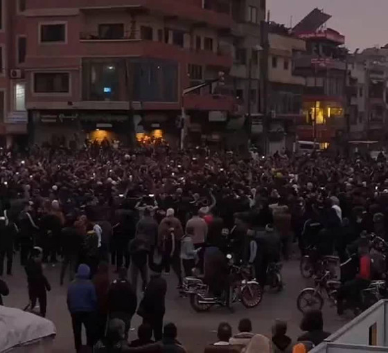 Suriye'de Hristiyanların ardından Alevilerden kitlesel protesto: Göstericilere ateş açan HTŞ, sokağa çıkma yasağı ilan etti