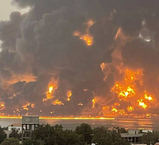 İsrail'den Yemen altyapısını 'imha eden' hava harekatı: Sana Havaalanı, limanlar, elektrik santralleri, rafineriler vuruldu