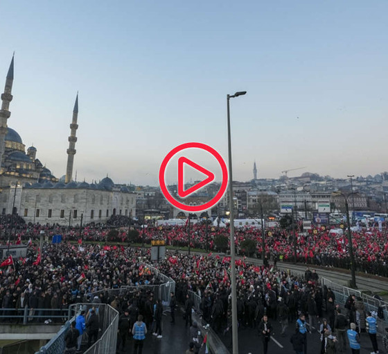 Galata Köprüsü'nde Filistin'e destek yürüyüşü