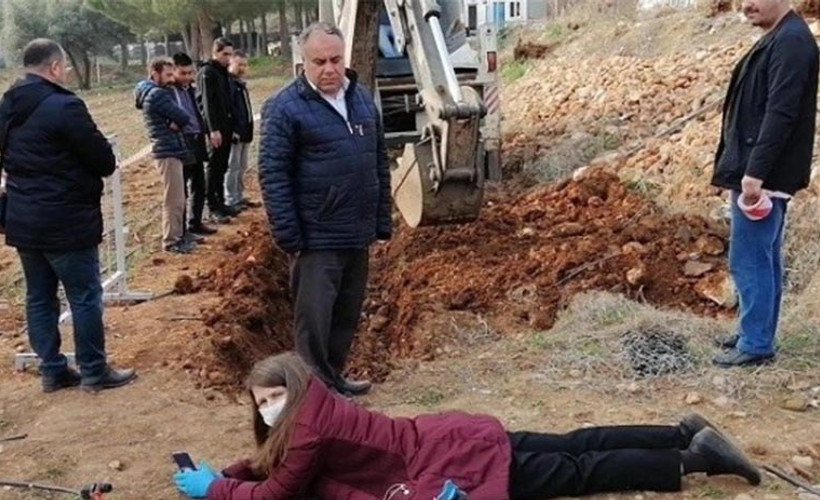 Profesör Toprak, yerli tohum için iş makinelerinin önüne yattı, Rektör aldırmadı