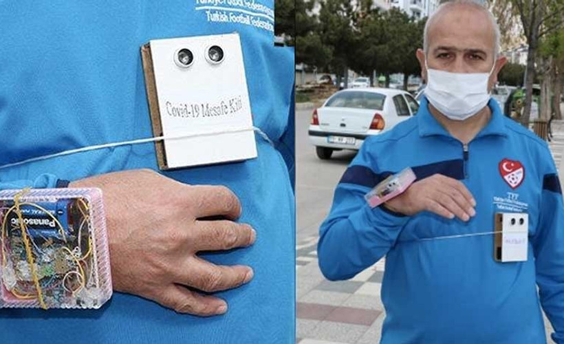 Futbol hakemi Covid-19'a karşı geliştirdiği 'Koronasavar'la dolaşıyor