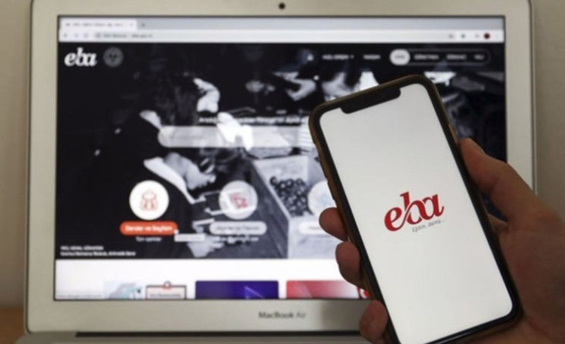 Öğrenciler anlattı: 3 kardeş bir telefonla uzaktan eğitim alıyor
