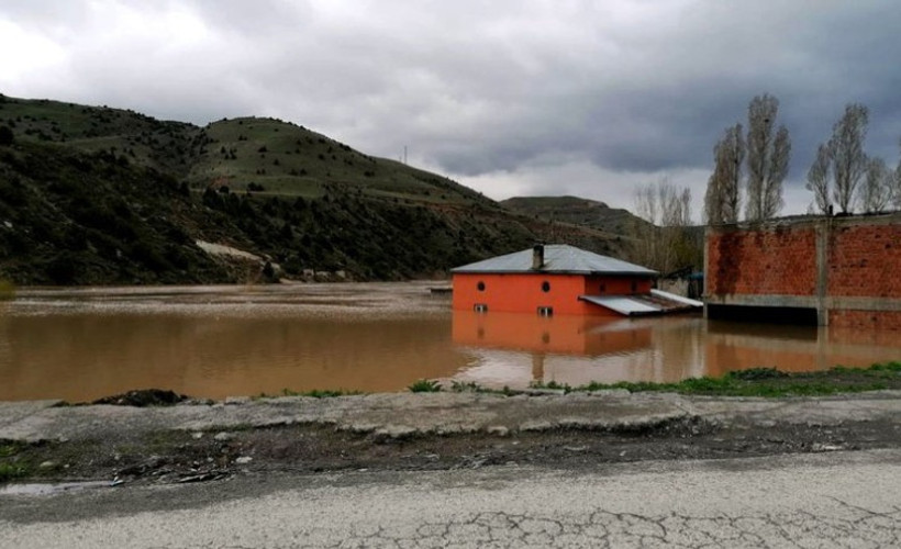 Karakurt köyü boşaltılmadan baraj suları altında kaldı