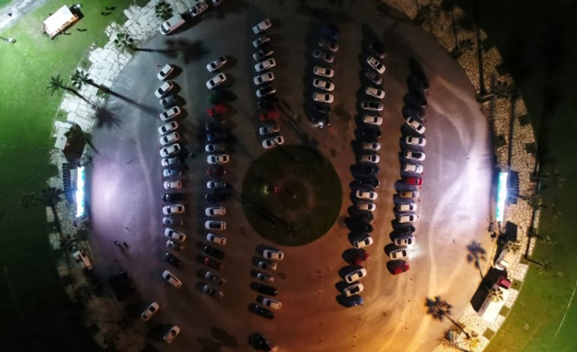 Sinemaya gitmek isteyenler için çözüm: Arabalı sinema