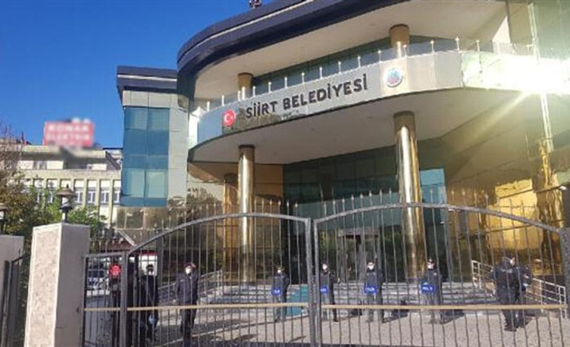 Kayyım atanan belediyenin hoparlöründen İstiklal Marşı dinletildi