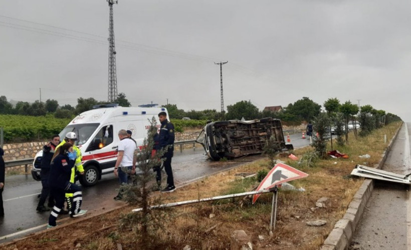 Kayganlaşan yolda sollama yapmak isteyen servis devrildi: 15 tarım işçisi yaralandı