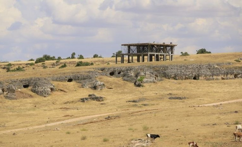 Paleotik çağdan kalma tarihi sit alanının üzerine kaçak yapı