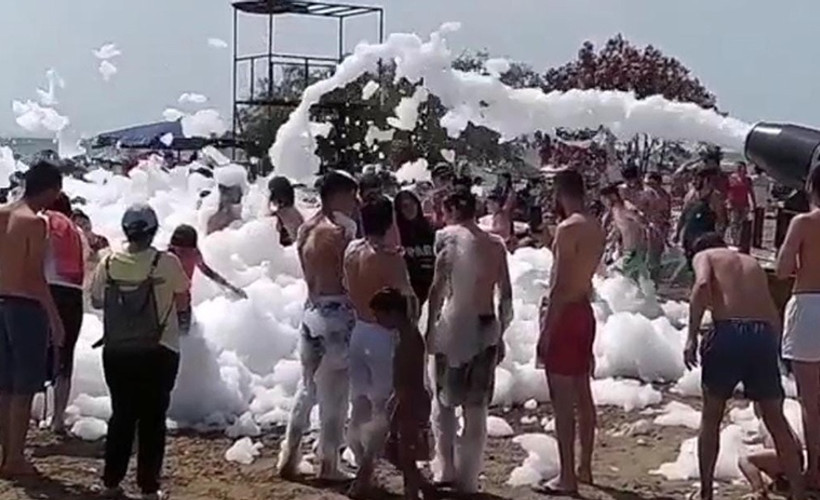 Coronaya rağmen tatilcilerden köpük partisi