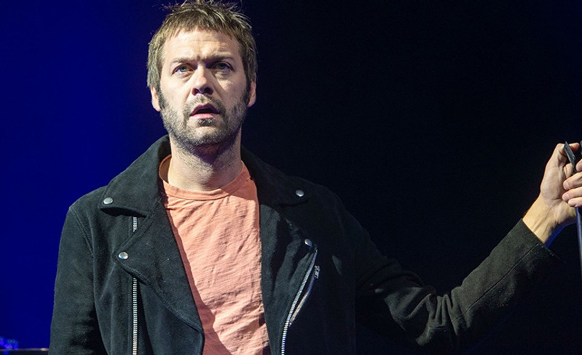 Kasabian grubunun eski solisti eski nişanlısına saldırdığını itiraf etti