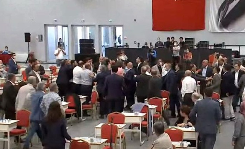 İBB Meclisi'nde 'FETÖ' gerginliği: Kolonya ve su bardakları havada uçuştu