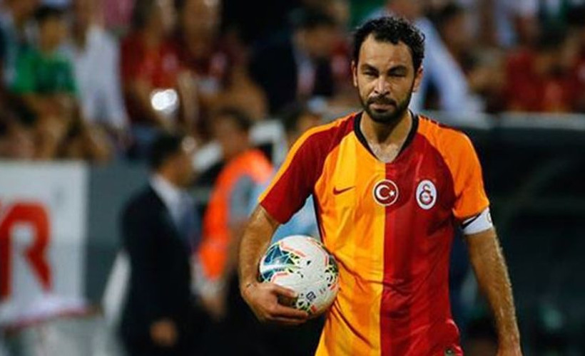 Galatasaray'ın kaptanı Selçuk İnan futbol kariyerini noktaladığını açıkladı