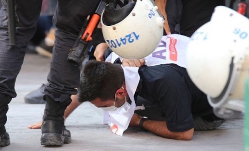 Suruç anmasında alınan 48 kişinin gözaltı süresi 24 saat uzatıldı: Birçoğunun vücudunda darp izleri var