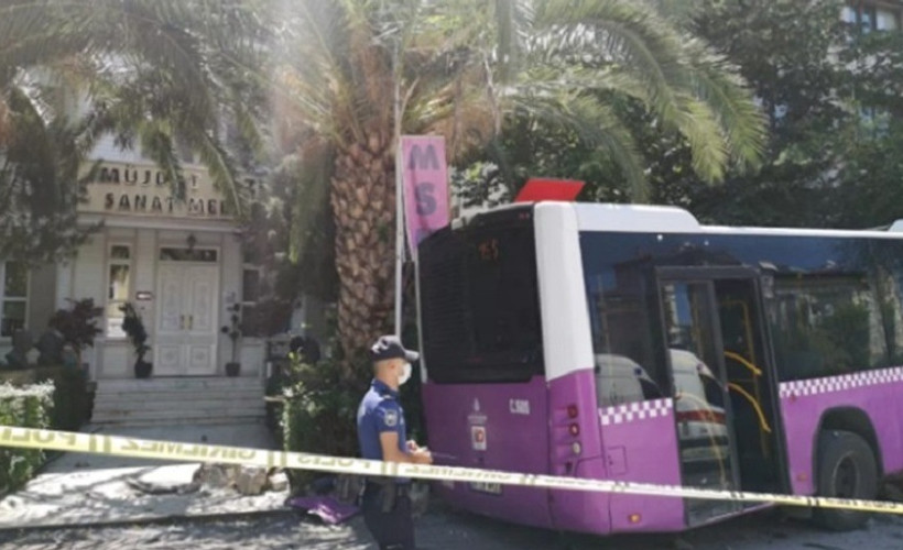 Kadıköy'de freni patlayan otobüs iş yerine daldı