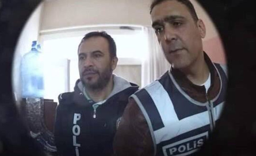Polis balkonda alkış yapan yurttaşı gözaltına aldı