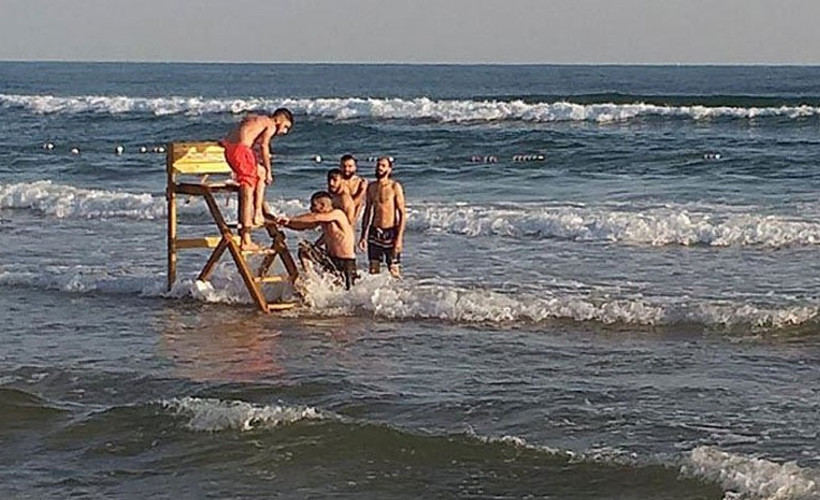 Şile'de cankurtaranların kulesini söküp, atlamak için denize taşıdılar