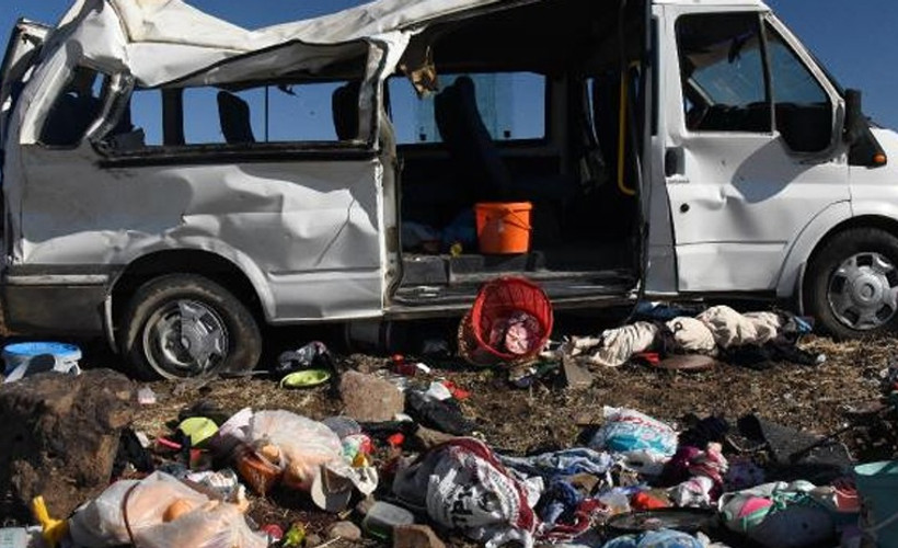Urfa'da tarım işçilerini taşıyan minibüs devrildi: Yaralılar var