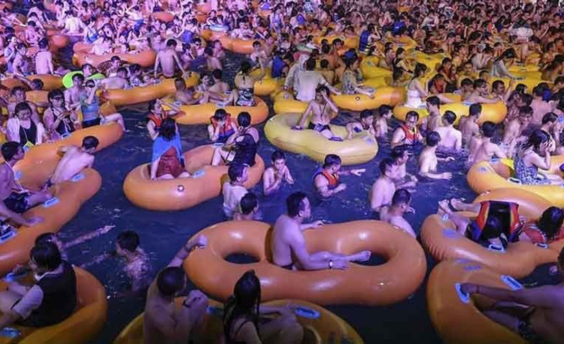 Coronavirus pandemisinin ortaya çıktığı Wuhan’da fiziksel mesafe yok