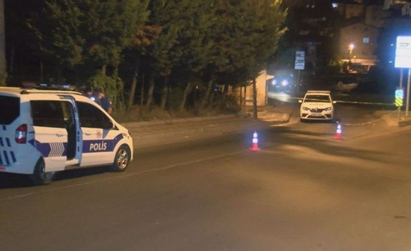 İstanbul sokakta oturanlara silahlı saldırı: 1 ağır yaralı