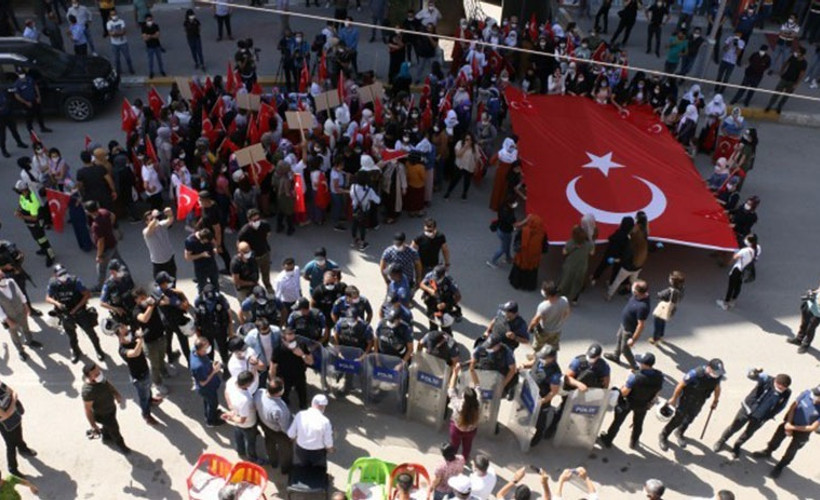 HDP'li milletvekilinin eylemine karşı AKP'li kadın kolları 'protesto' eylemi yaptı