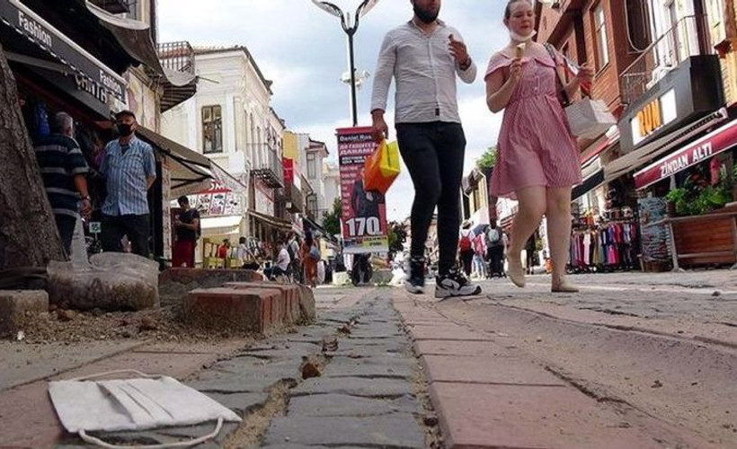 Sokağa atılan maskeler tehlike saçıyor: Uzman doktordan uyarılar