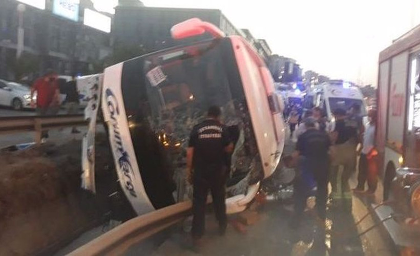 İstanbul'da yolcu otobüsü devrildi: Çok sayıda yaralı
