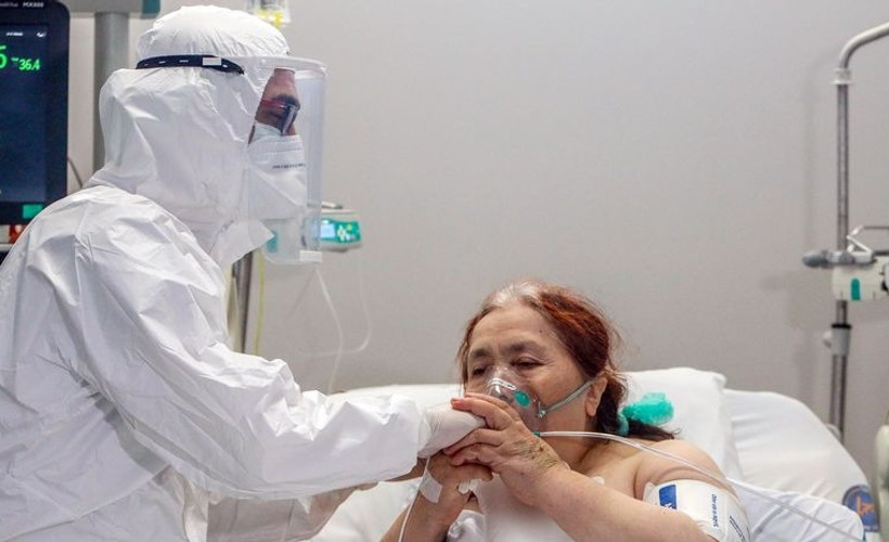 Corona'yı yenen 66 yaşındaki yurttaş genç doktorun elini öptü