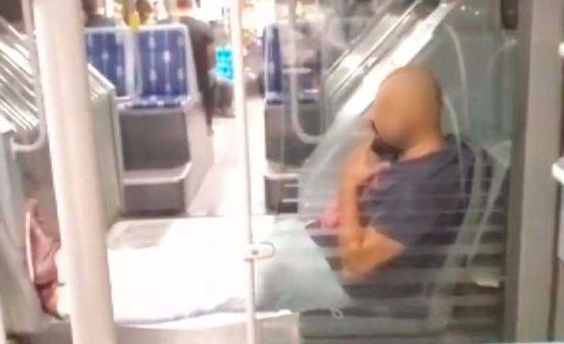 Hareket halindeki metrobüste sigara içti