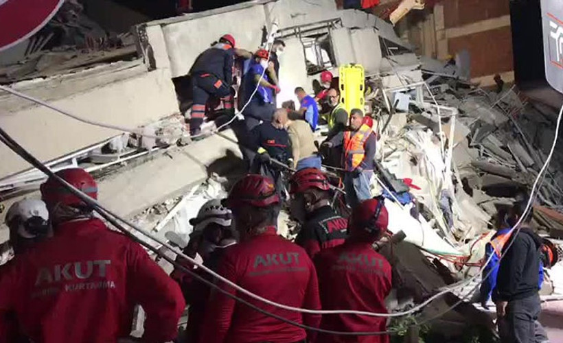 İzmir'de 6.9'luk deprem, arama kurtarma çalışması sürüyor: 24 kişi hayatını kaybetti, 804 kişi yaralandı