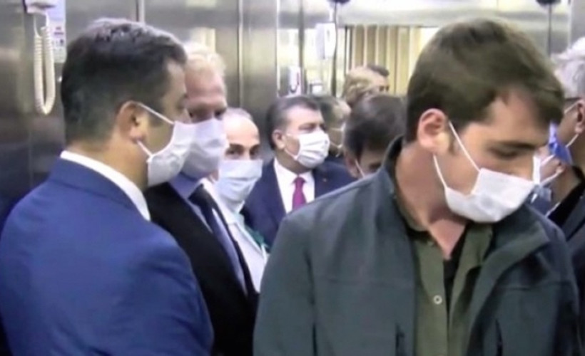 'Mesafenizi koruyun' diyen Sağlık Bakanı Koca, asansöre 10 kişiyle bindi