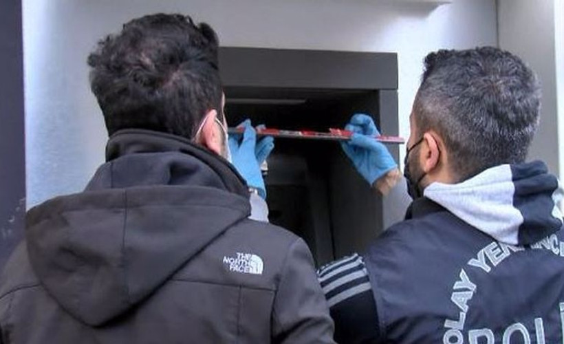 İstanbul'da iki ATM'ye yerleştirilmiş bilgi kopyalama aparatları bulundu