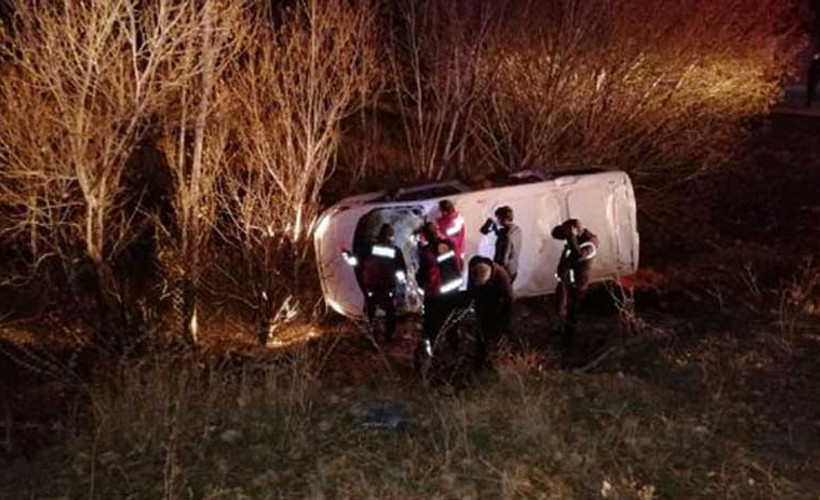 Ağrı'da göçmenleri taşıyan araç devrildi: 17 yaralı