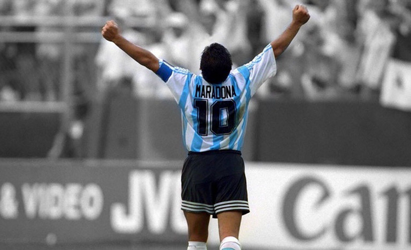 Napoli stadına Maradona'nın adı verildi