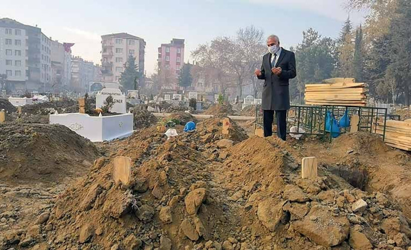 4 yakını koronadan ölen okul müdürü: Kimse sadece yaşlılar gidiyor diye rahat olmasın