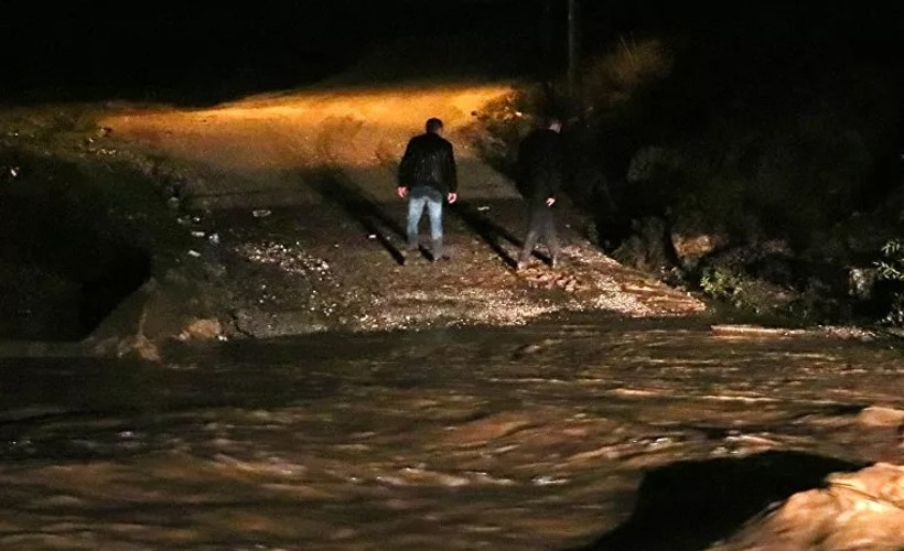 İzmir'de dereden geçmeye çalışan araç sulara kapıldı: 5 kişiden 2'si kayıp