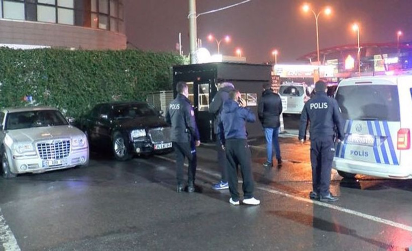 İstanbul'da iki lüks otomobil başka bir araç tarafından tarandı