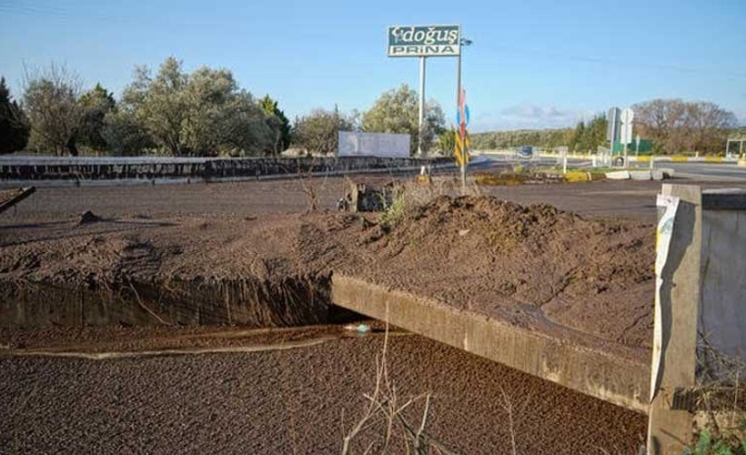 Ayvalık'ta çevre felaketi: Kapatılması istenen fabrikanın duvarı yıkıldı