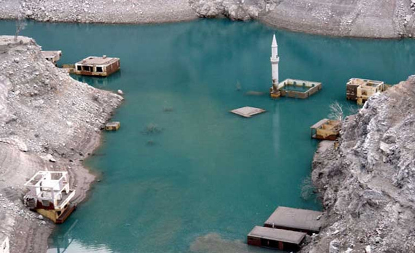 Artvin'de barajlardaki su seviyesi düştü, eski yerleşim yerleri ortaya çıktı